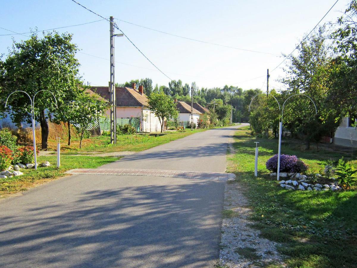 Holiday Home Tisza 2-2 Tiszafured Exterior photo